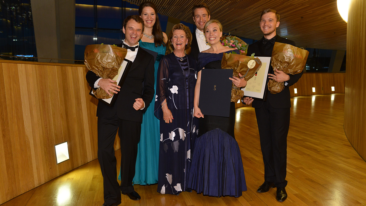 HM Queen Sonja with 5 finalists of Queen Sonja Singing